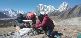 Equipe de cartógrafos do Nepal coleta dados da altura do Everest